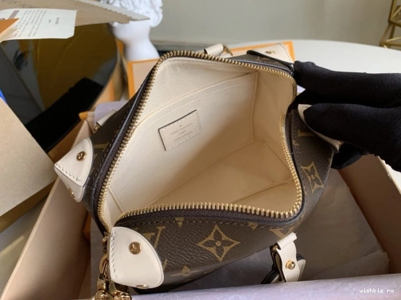 WIS LOUIS MALLE VUITTON PETITE SOUPLE 1031